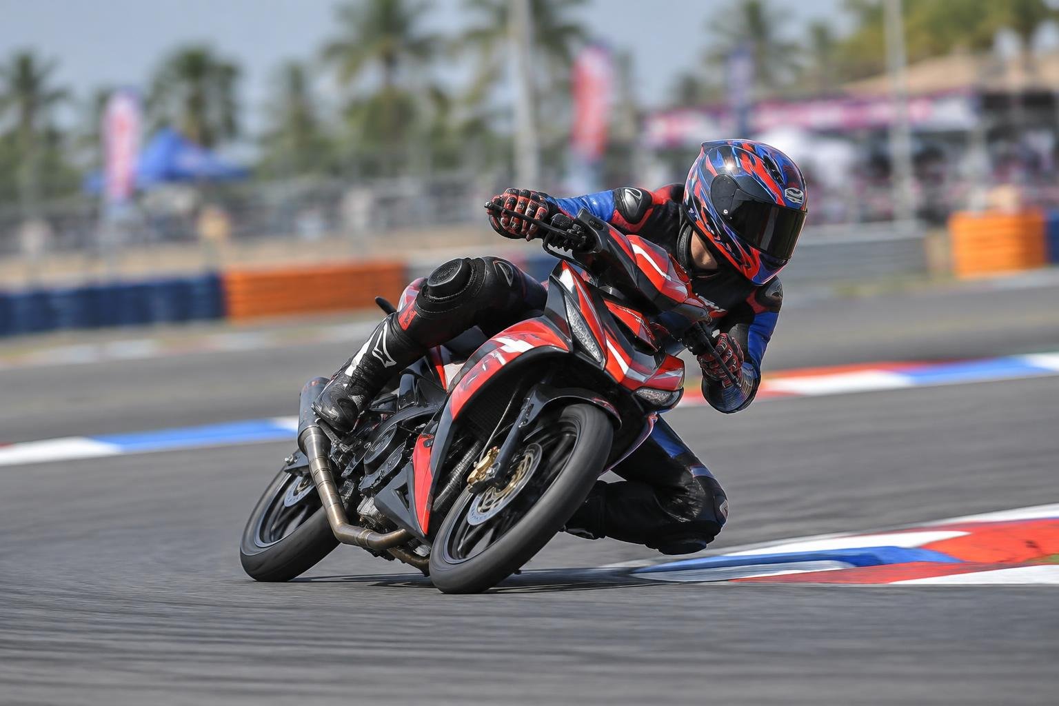 Motorcycle racing on track — Furio98racing